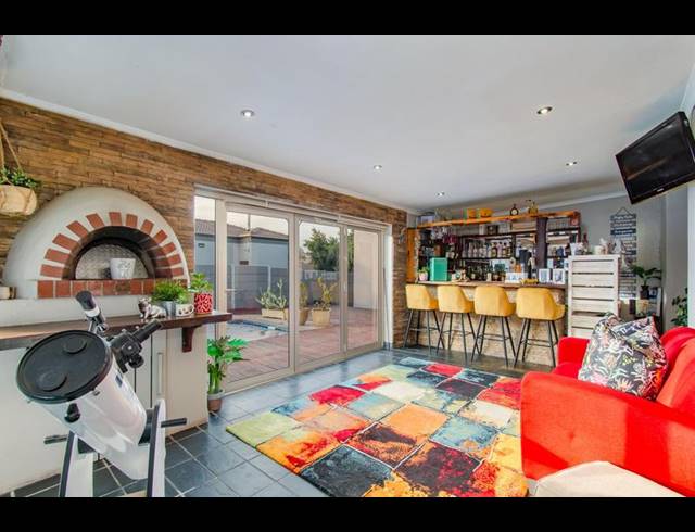 4 BEDROOM HOUSE FOR SALE IN D'URBANVALE